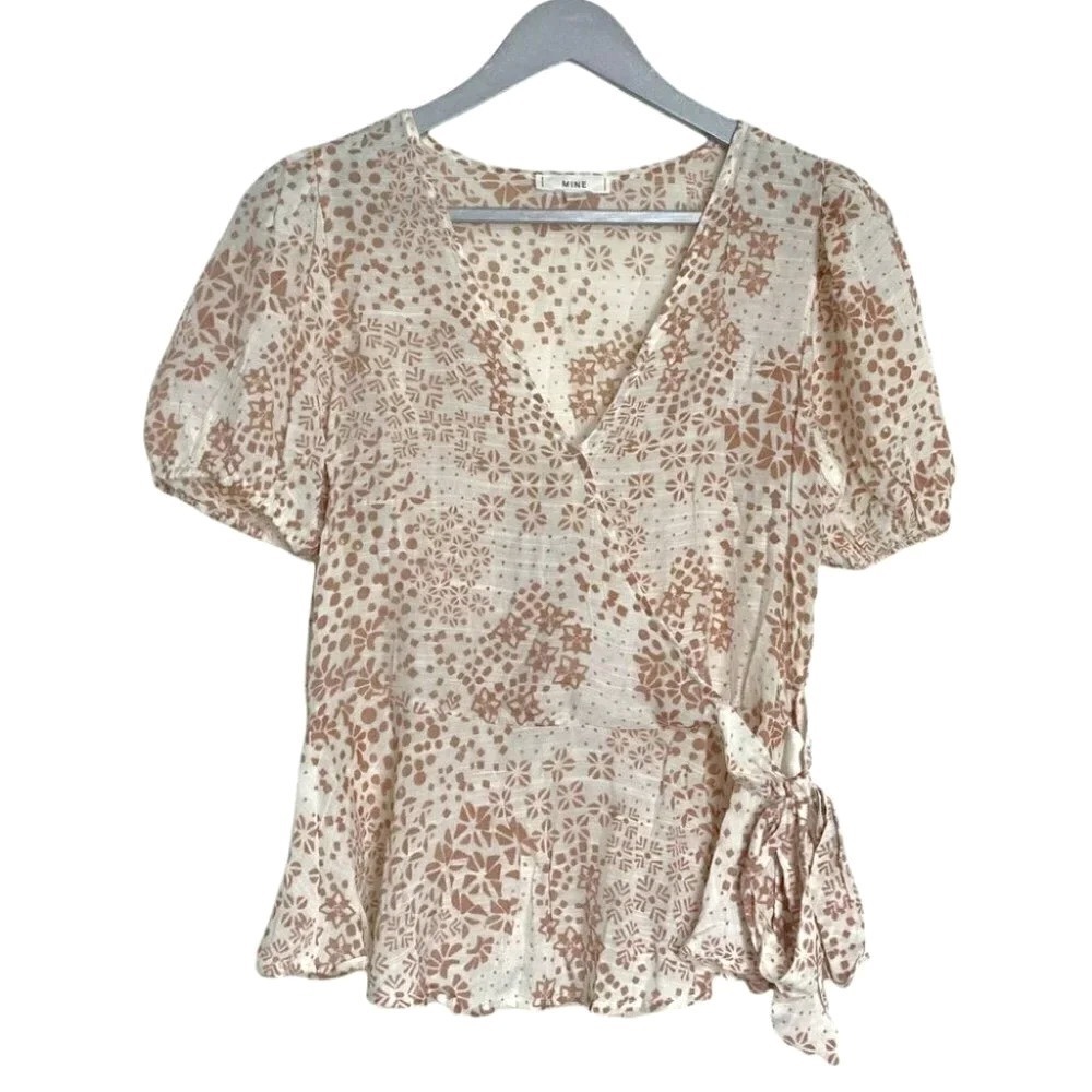 MINE Wrap Top Medium Cream Tan Geometric Floral Short Puff Sleeve Peplum Blouse‎